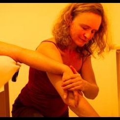 Soins du postpartum: massage postnatal NatalLa®, réflexologie postnatale NatalLa®, cérémonie postnatale NatalLa® à 4 mains (rituel rebozo)